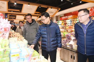 市領(lǐng)導走訪慰問春節(jié)堅守崗位的一線干部職工，重點關(guān)注食品銷售保障工作